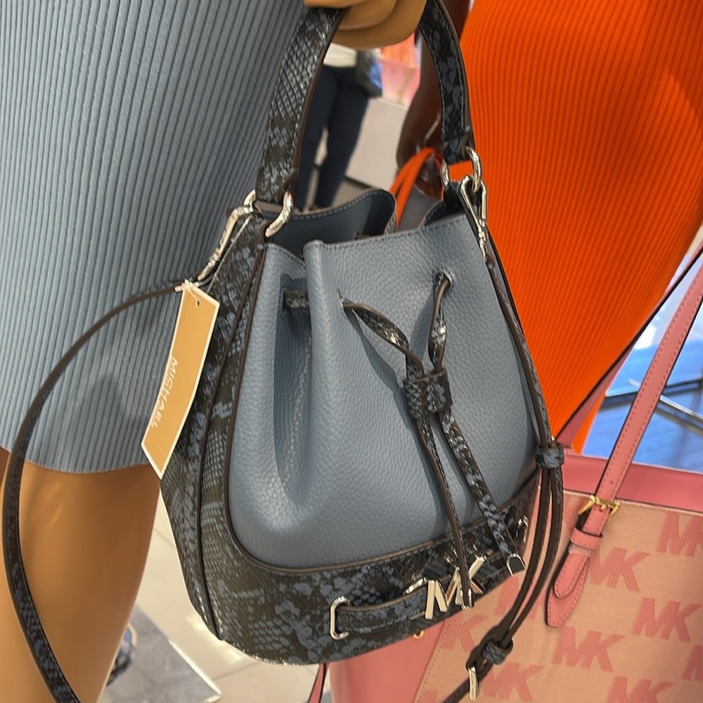 MICHAEL KORS 
Reed Md Pebbled Leather Belted Bucket Messenger Satchel Crossbody - Picture 3 of 16